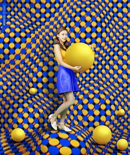 虚拟创意空间球体时尚美女促销海报
