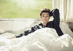 组图：王俊凯演绎翩翩轻熟美少年 晨梦初醒清冷疏离小王子 : 《时尚芭莎》珍藏版双海报公开~飞扬恣意的翩翩轻熟美少年vs晨梦初醒的清冷疏离小王子！