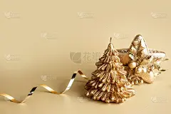 美丽的金色蜡烛在圣诞冷杉树的形式和圣诞装饰的星星形状在一个蜡笔背景与复制空间。圣诞节和新年的概念。最