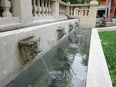 吐水的狮子雕像-复古风格