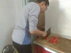 学习蒸煎炸卤炖，探究营养与烹饪。磁县岳城中学开展社会实践活动