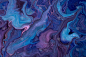 抽象流体艺术背景蓝色和紫色。液体的大理石。丙烯酸颜料与紫色梯度和飞溅
