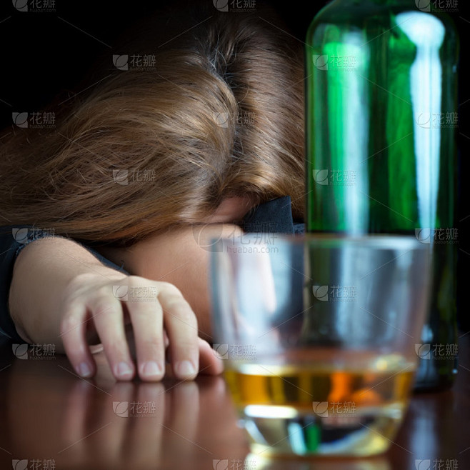 醉酒的酒精女人睡在一张桌子上