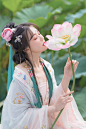 “蝉鸣惊半夏，晴光映荷花。”

摄影：@隔壁的三花猫
出镜/妆造：我

今年也有拍荷花！发发单图
（不是汉服就不打tag了嗷 ​​​​