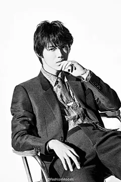 #鹿晗 #硬照 #壁纸 #嘉人 #杂志 
嘉人－2016年2月 
摄像于聪 造型mixwei 
拍摄花絮：http://dwz.cn/39hSgZ 
鹿晗@M鹿M 登上《嘉人》二月刊封面。喜欢鹿晗的人是一批认真的人，她们需要更纯粹的、耿直的偶像，“小鲜肉”代表性人物鹿晗，正因为坐拥这些关键词，而成为风暴的中心。跟鹿晗的谈话轻松舒坦，有种风如何吹，真诚做自己即是最好的回应的安心。策划、执行、造型@Mix Wei 摄影@于聪YuCong