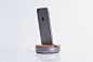 英国设计团队 NAMISU 带来了一款为 iPhone 6 设计的充电底座 CAMBIUM。其外观线条非常简单利落，白蜡木和经过精密加工的优质钢材的搭配也显得优雅十足。底座除了可以嵌入充电线，还能将线材收纳其中、便于整理。