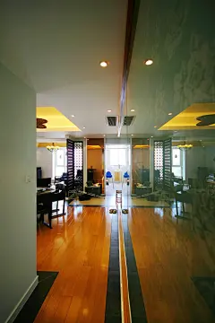 突破风格限制-HDA家居




主要材料：青石、橡木地板、玻璃、定制雕花及隔断、实木线条、天然壁纸等










　　原餐厅边的小阳台被设计成了休闲的榻榻米区域，在这里是小主人玩耍的天地，也是主人亲朋好友聊天品茗的佳所。






























由于是全装修的关系，也为了避免无谓的浪费，原有的中央空调系统等卫浴设备等均被设计师予以保留，而将原有的吊顶进行了重新设计，将被空调机位而压低的头部空间进行视觉拔高。原有的空调并没有做任何......