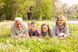 公园,人,休闲装,生活方式,户外_511645303_Grandparents with grandchildren in park._创意图片_Getty Images China