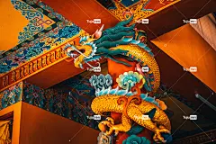 棕色木桌上的蓝龙小雕像