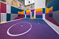 改造后的巴黎Duperré的篮球场 by Ill Studio : 令人兴奋的多彩：法国设计和摄影机构Ill-Studio和设计师品牌Pigalle重新设计了篮球场ParisDuperré。 这项行动得到了运动装巨头耐克的支持。