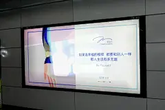 今年七夕情人节，先看看看@JONASVERUS唯路时 的这组文案。

她没有在公共场合秀恩爱，也没有给来来往往的你我他当人生导师。

而是用一组简洁的插画，配上三两句简短的文案，勾勒出穿梭在都市里的那些年轻人心中，有过的那么一瞬间的心理活动。O今年七夕情人节，先看看这组文案

文案：...展开全文c