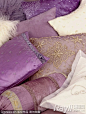 美国潘通公司Pantone宣布2014年度流行色为“兰花紫”(Radiant Orchid），代表着优雅与美丽，并且有激发自信心散发欢愉、爱与健康的信息。Pantone的官方新闻稿上写着灵感来源，像是Christopher Kane、Burberry、Dior等品牌的2014春夏系列中，设计师们都不约而同地挥洒兰花紫这个颜色。兰花紫，这个优雅恬淡的颜色在家居装饰中似乎不常见，但只要搭配出彩，美丽紫色真的能带来兰花般的幽静馥郁之感。小编送上一组紫色系房间的美图，马上来翻翻看！