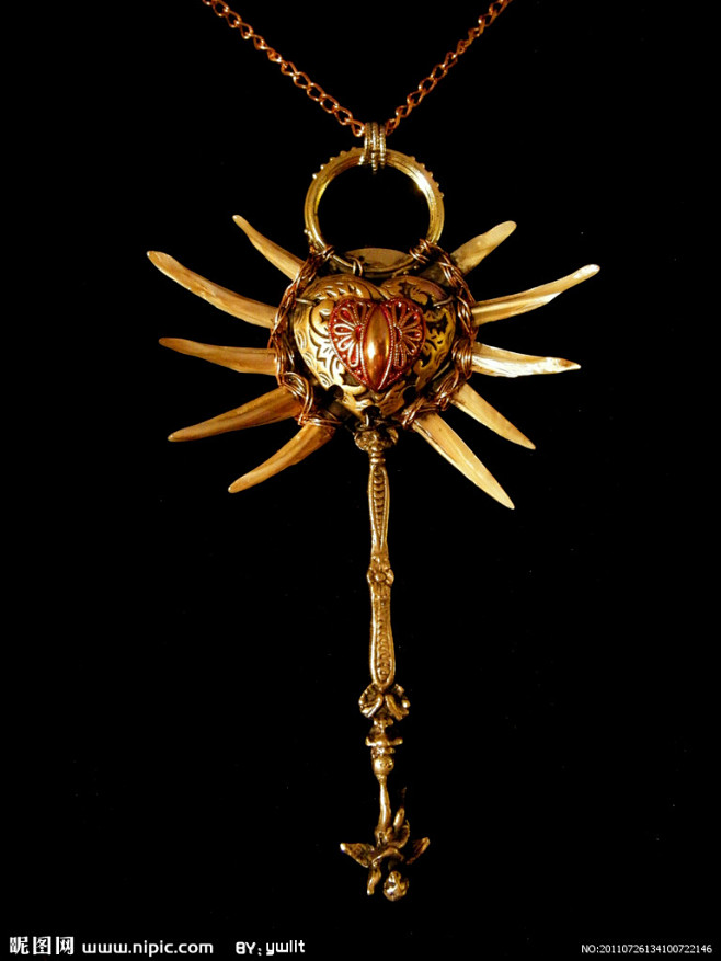 金色太阳心形古典钥匙