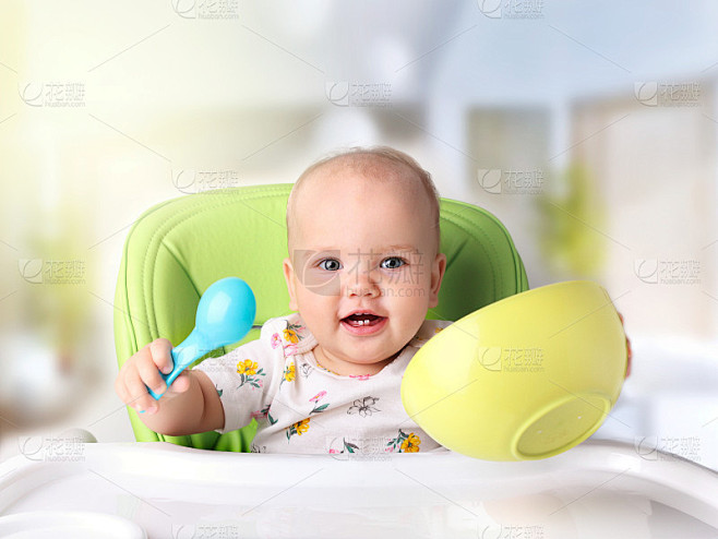 孩子吃饭。婴儿吃。孩子的营养。