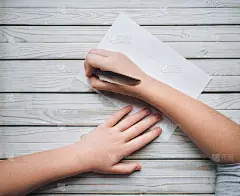 一个女孩在一张白纸上写信。这位年轻的诗人写诗。