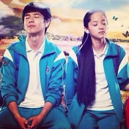 一对男女被老师同时喊起来回答问题 全班都...