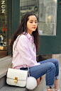 #欧阳娜娜# 前几日在加拿大蒙特利尔的一组街拍，粉色条纹衬衫：Vetements x Comme des Gargons，T恤：Chanel，牛仔裤：J Brand，运动鞋：Ports 1961，单肩包：Céline，挂饰：Fendi。 ​​​​