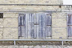 用木百叶窗关上的旧窗户