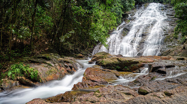 岩石山石森林树木瀑布小溪水流迷雾2000x1114