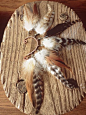 Tribal Feather Ear Cuff ，部落感十足的耳后装饰羽毛，在不少亚洲和印第安部落中，羽毛是自由的象征，甚至是身份地位的象征，部落中祭司和首领佩戴的羽毛色彩更为炫目，更为珍贵。更有印第安部落的战士有着这样的风俗：每杀死一个敌人就在头饰或帽子上加插一根羽毛。