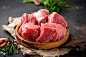 生剁碎的肉和香料在生锈的背景