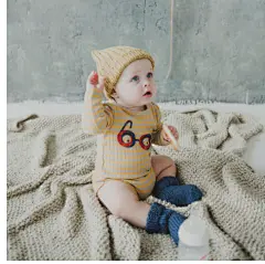 有关（頂部有小羊毛球的）羊毛帽子, onesie, 休閒, 兒子, 兒童, 可愛, 可爱的男孩, 坐, 婴儿奶瓶, 室內, 寶寶, 小, 小孩, 年輕, 拍照片, 毛毯, 無辜, 男孩, 襪子, 針織的的免费素材图片