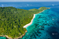 鸟瞰图荒凉的海滩上崎岖的热带岛屿被珊瑚礁包围(Koh Tachai)