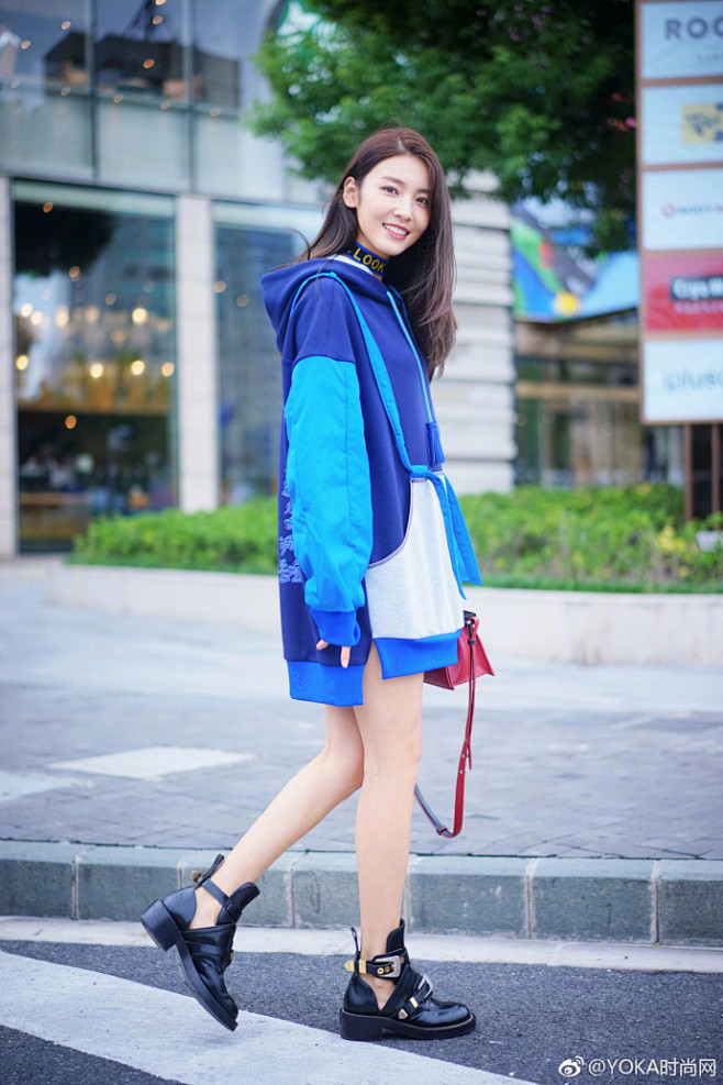 现实版大师姐化身蓝蝶@演员马春瑞_mary 一身靓丽蓝色卫衣,展现美腿