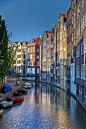 Canals at sunset, Amsterdam, Nederland。阿姆斯特丹是荷兰首都及最大城市，位于该国西部省份北荷兰省。是繁华知名的国际大都市、欧洲第四大航空港，该城市所处的兰斯台德都市圈为欧洲第六大都市圈。阿姆斯特丹运河连接阿姆斯特丹和莱克河及瓦尔河。阿姆斯特丹运河体系的大部分是城市规划的成功结果。1952年建成，是西欧最繁忙的运河之一。 #古镇# #美景# #城市#