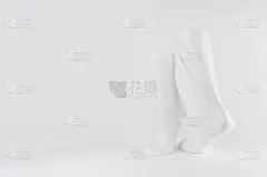 白色背景上舞动的白脚抽象雕塑，复制空间，简约现代风格。