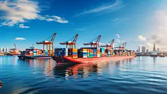 蓝天背景下航行在海洋中的集装箱货船，碧海蓝天的空间，航行船舶和海上运输，国际全球商业物流进出口概念，自然光，真实摄影，透视拍摄