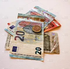 白色背景上的欧元货币和硬币。钱的概念。俯视图，平放。危机,薪水隔离。