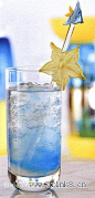 【中文名称】：蓝色星期一
【英文名称】：Blue Monday Cocktail
【原料】：金酒20毫升、君度酒40毫升、苏打水少许、蓝橙香甜酒10毫升。
【制 法】：
1.将金酒、君度酒、苏打水倒进装满冰块的酒杯中，顺着调酒匙滴入10毫升蓝橙香甜酒，搅拌。
2.在杨桃薄片上切一个小口，将它嵌入杯沿，插入调酒棒。