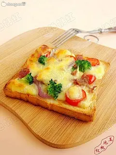 1 西兰花撕成小朵，口蘑切片，用开水焯一下。小西红柿切片。马苏里拉奶酪切小片，洋葱切丝。2 将吐司片上均匀涂上一层批萨酱或番茄酱。3 加一层马苏里拉奶酪片。4 再依次铺上处理好的蔬菜。5 加盖培根。6 再盖一层苏里拉奶酪片。7 放入预热好200度的烤箱中烤8-10分钟至吐司表面金黄，奶酪融化即可。by 玉池桃红