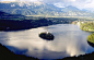 布莱德湖（Lake Bled）是斯洛文尼亚西北部阿尔卑斯山南麓的一个冰川湖。这里被誉为欧洲最美丽的角落之一，也是摄影爱好者最钟爱的地方之一。无论日升日落、春夏秋冬、阴晴雾雪，都能捕捉到绝美的瞬间。