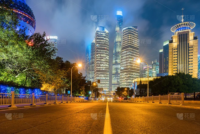 晚上，中国上海的高速公路和城市现代建筑素材-花瓣网