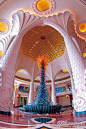 [] 海角七号__浩__在路上迪拜，亚特兰蒂斯酒店大堂里的彩色水晶雕塑。这座9 米高水晶雕塑，造型极像海底的神秘生物，象征着亚特兰蒂斯众神力量的源泉，这件巨型艺术品出自于玻璃艺术大师戴尔 契... --分享@卡布奇诺摩卡 微刊《风格建筑》里的文章http://t.cn/zWB7cr4来自:新浪微博35 摘录0 喜欢0 评论