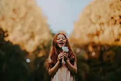 手, 女人, 女孩, 可爱, 可爱的, 模糊, 儿童, 孩子, 景深, 享受, 面部表情, 植物群, 花, 焦点, 开玩笑, 幸福, 快乐, 无辜, 喜悦, 淑女, 户外, 花瓣, 肖像, 娱乐, 红发, 微笑, 穿, 年轻, 一个人, 头发, 发型, 长发, 年轻人, 情感, 站着, 妇女, 成人, 年轻女性, 保持, 腰部以上, 愉快, 积极情绪, 5K, 免版税, CC0, 公共领域