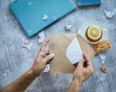 灰色背景的空白信纸信封，一杯茶，自由职业