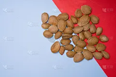 一组杏仁水果在纯红色和淡蓝色的背景从上面看