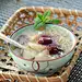 【#美食DIY#红枣银耳炖雪梨】
1、将银耳朵泡软洗干净，撕成小朵，将大红枣1切两半，将梨洗净切块；
2、干净的沙锅中倒入2/3的水，加入银耳，红枣，梨，盖上盖子，大火烧开；
3、大火烧开后转小火，并且将盖子侧开一条缝，小火炖30分钟；
4、30分钟后加入冰糖，煮至冰糖融化，关火，晾凉即可食用。