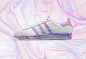 Adidas sneakers custom design : Un projet personnel de customisation de la célèbre basket Adidas Superstar. Des couleurs pop et colorés, associées à une texture abstraite de marbre, remettent cette sneaker historique au goût du jour.