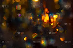 散景在黑色背景上闪闪发光