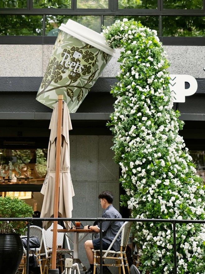上海街头茉莉花海，这个咖啡店适合胶片风！...