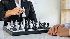 黑棋和白棋与棋手，商人和商人思考战略，移动象棋图形与对手的竞争，计划成功发挥赢