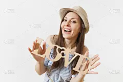 幸福的女人穿着蓝色的衣服，帽子抱着木字的爱情孤立在白色的背景上。情人节，国际妇女节的节日。人，真诚情