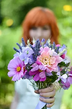 【图】城市花园中的梦幻新娘捧花带来一年四季中的美丽风景，鲜花预热繁华中的幸福之地！_第3页_新娘捧花_海报时尚网