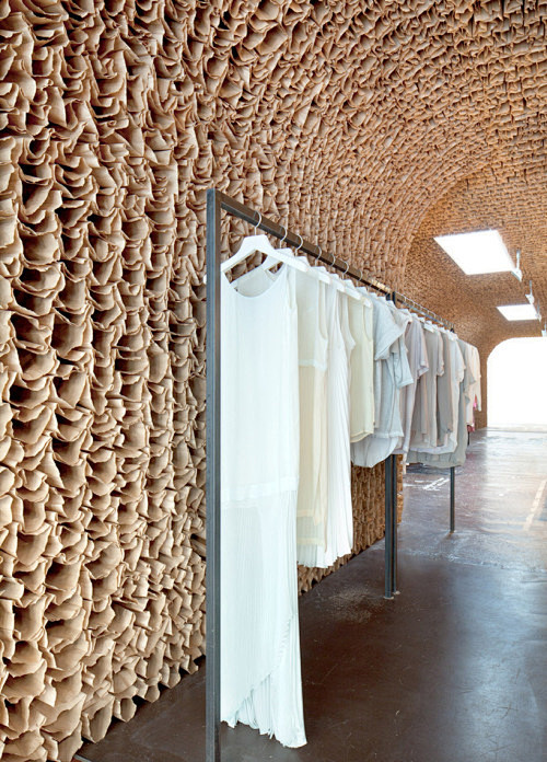 25000牛皮纸袋组成的墙和天花板


...