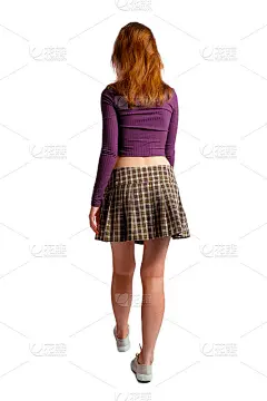 步行女人的后视图。美丽的女孩在动。