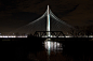 玛格丽特狩猎山大桥（Margaret Hunt Hill Bridge）是一座桁架拱桥，位于德克萨斯州达拉斯市，横跨在三一河（Trinity River）上，大桥全长570米，主跨365米，桥塔高122米。桥身由58根白色线缆固定。

耗资5700亿美元的大桥款项来自联邦政府、州政府拨款和私人捐款，2006年春季开工。于本月3月2日对公众开放。

设计师为雅典体育场的设计者Santiago Calatrava。

摄影：gus rios via Designboom